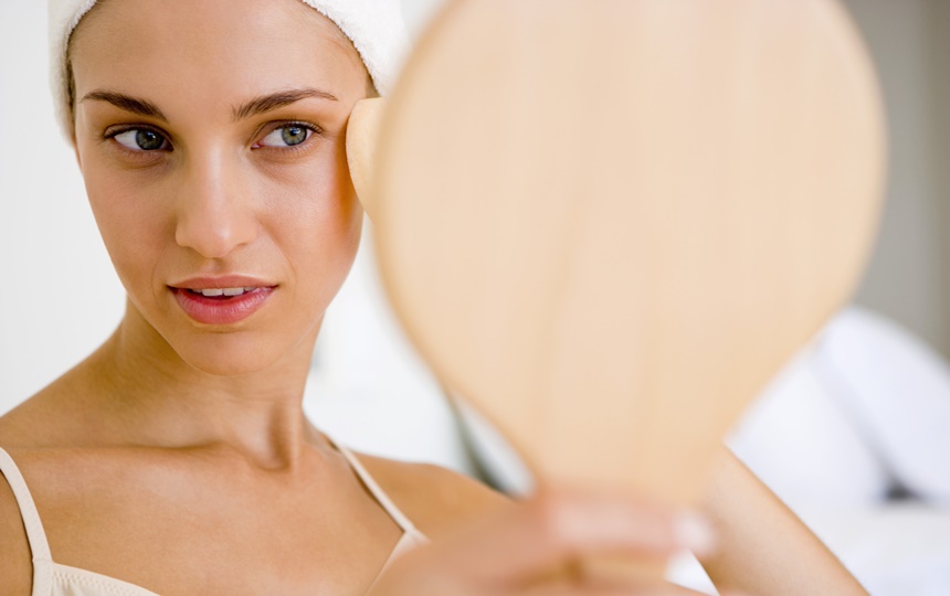 鏡を見る女性　肌のくすみ　糖化