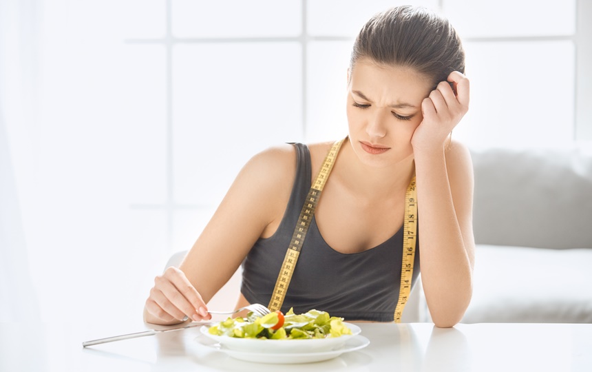 ダイエット中の女性　食事制限