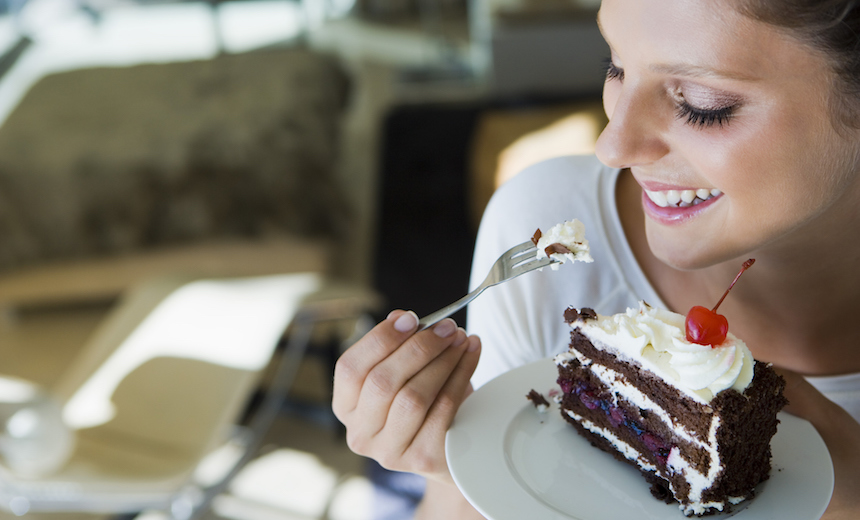 ケーキを食べる女性　PMS対策
