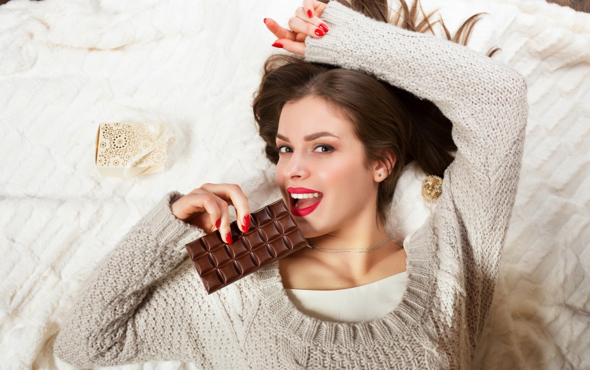 チョコレートを食べる　女性