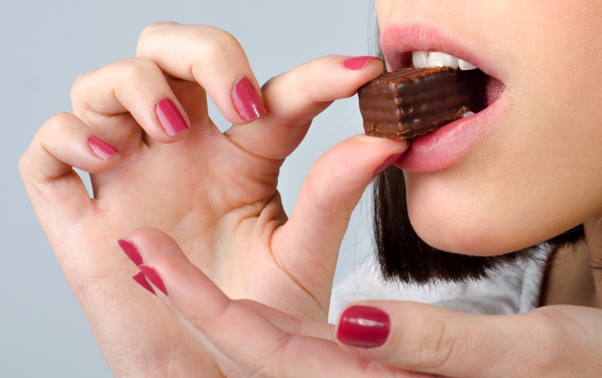 チョコレートを食べる　女性