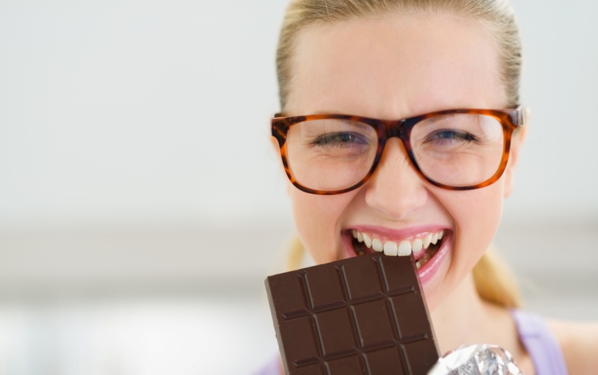 チョコレートを齧る