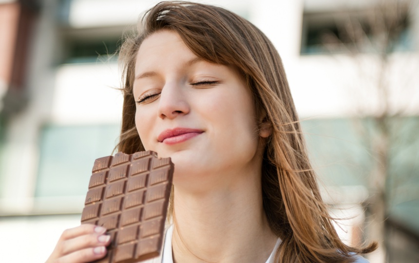 チョコレートを食べる女性