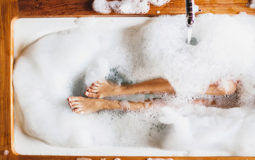 ヒートショックプロテイン入浴法　入浴中の女性の脚