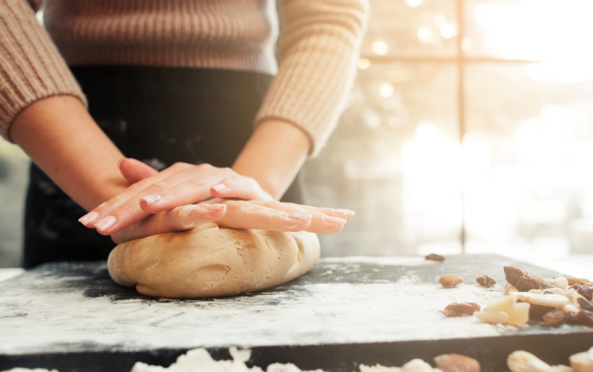 手作りパン　女性の手