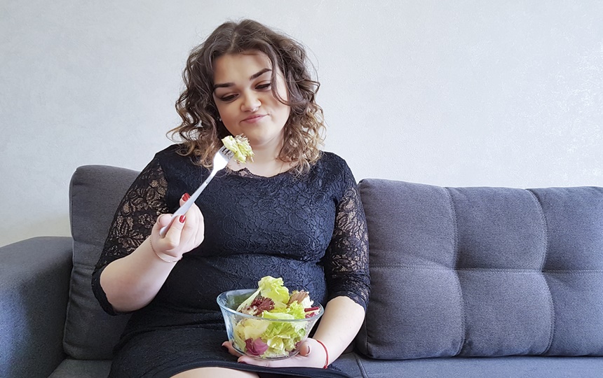 肥満女性がサラダ食べる