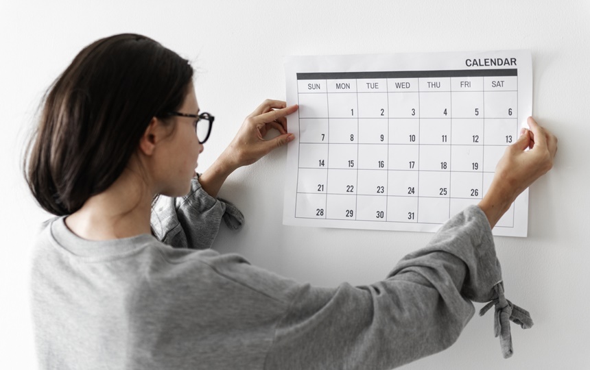 カレンダーを見る女性