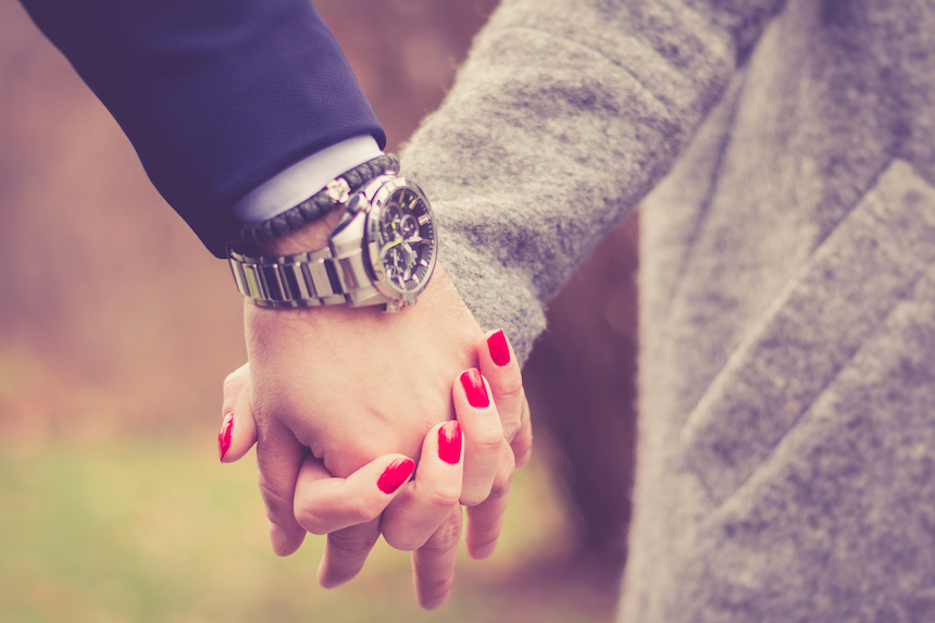 恋人繋ぎは友達ともするの 彼氏から繋いでくるときの心理は 恋人繋ぎで気になる気になる手汗問題についても解説 Common